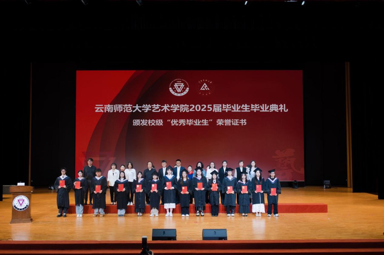 图片包含 室内, 桌子, 瓶子, 站AI 生成的内容可能不正确。