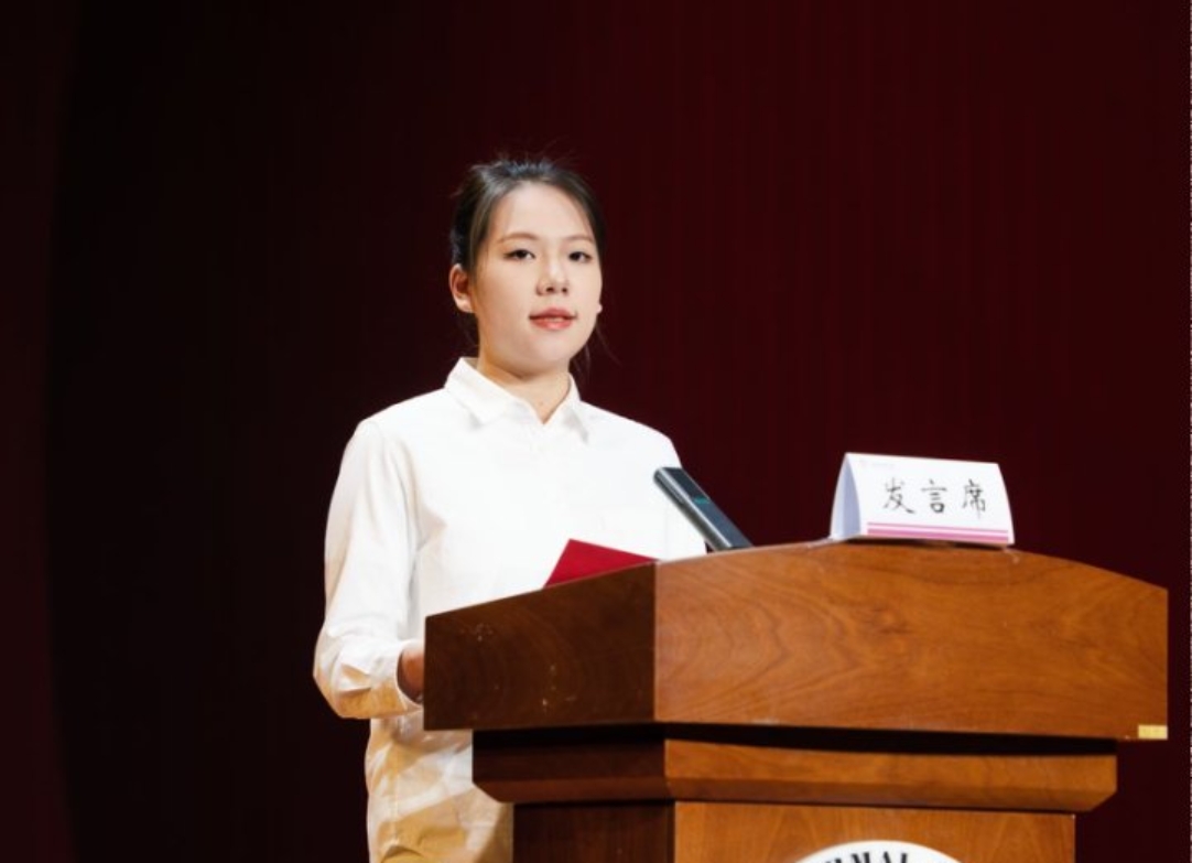 图片包含 站, 游戏机, 男人, 标志AI 生成的内容可能不正确。