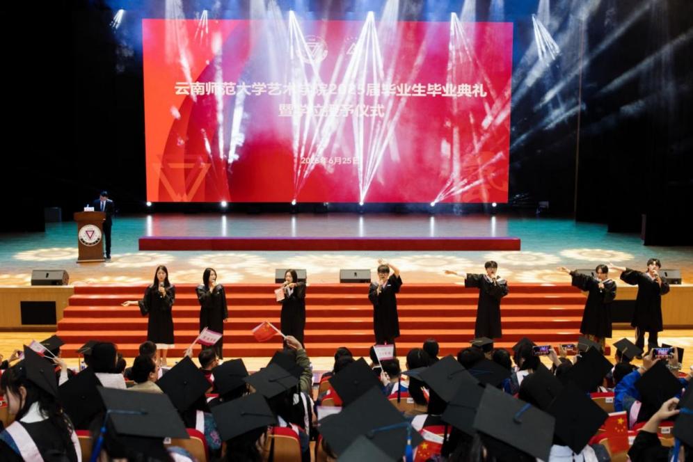 一群人站在台上AI 生成的内容可能不正确。