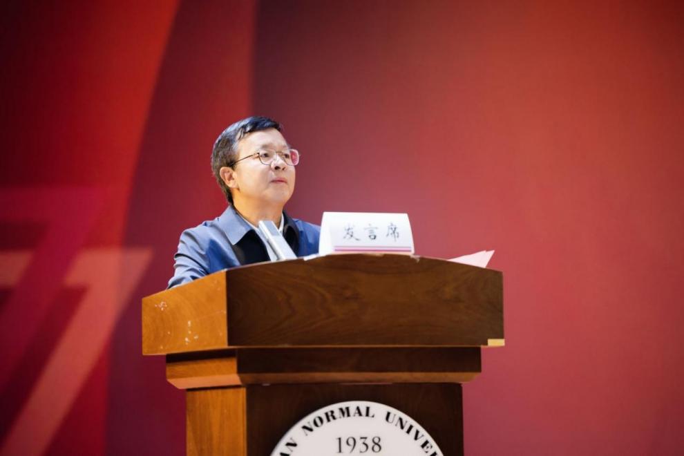 男人手里拿着钟表AI 生成的内容可能不正确。