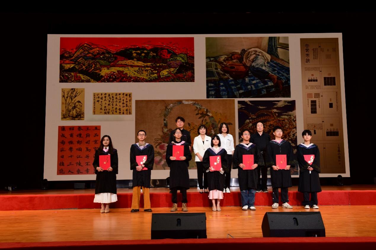 一群人站在台上AI 生成的内容可能不正确。